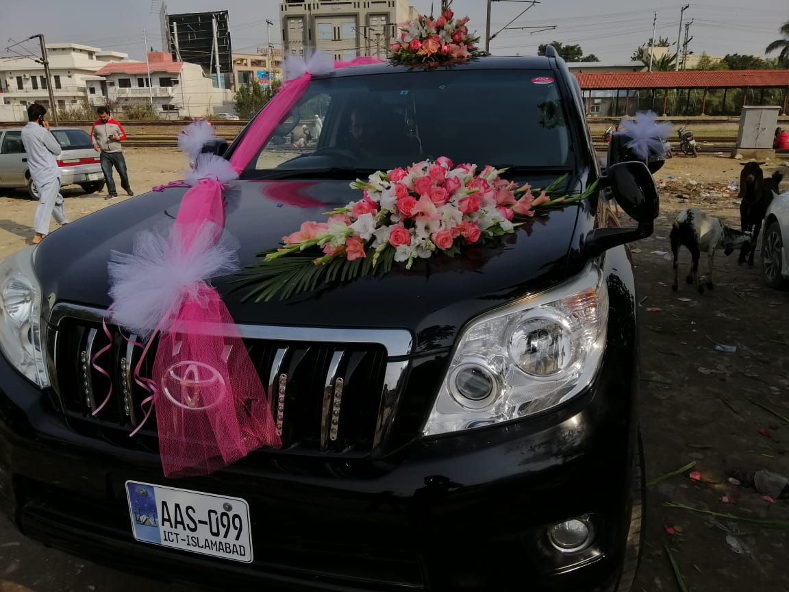 Elegant Wedding Car Decorations by Mojan – Drive in Style!