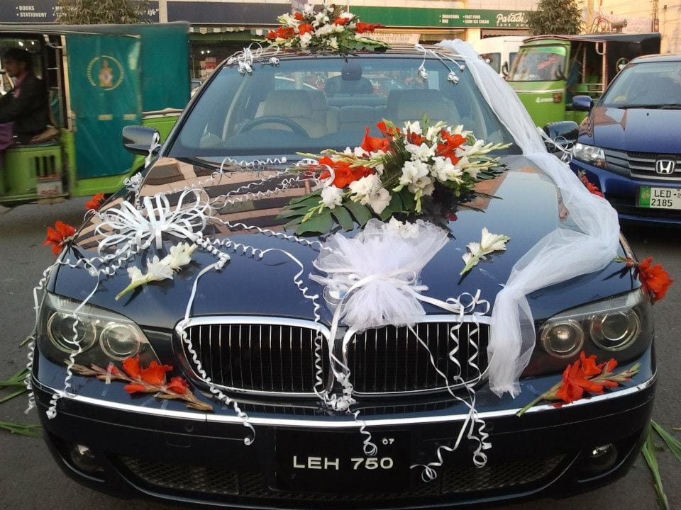 Elegant Wedding Car Decorations by Mojan – Drive in Style!